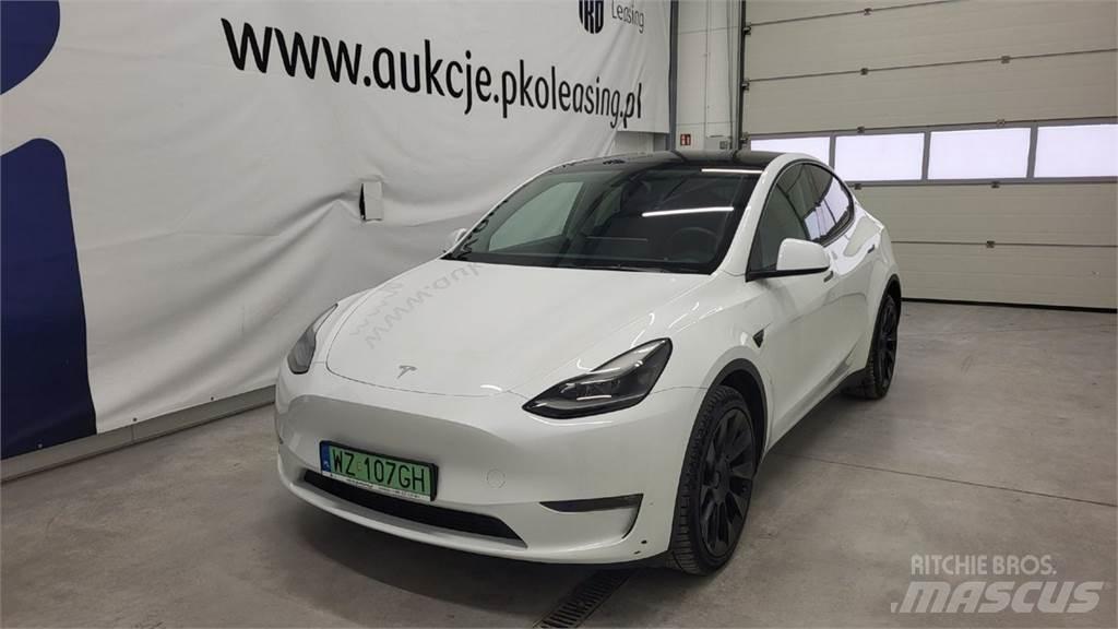 Tesla Y 汽车