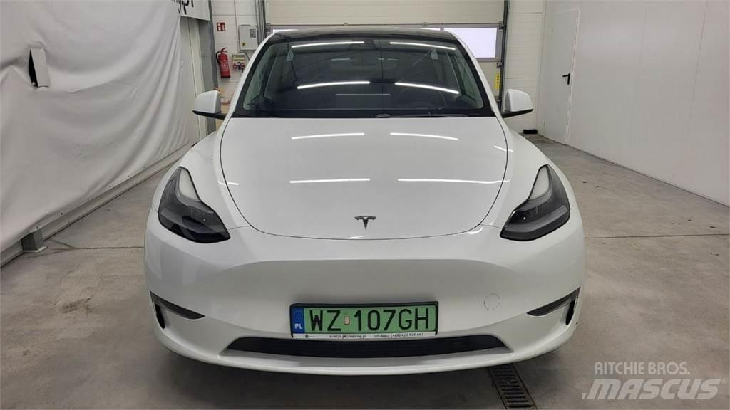Tesla Y 汽车