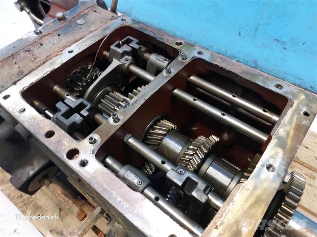 CASE Farmall 95A 传动装置