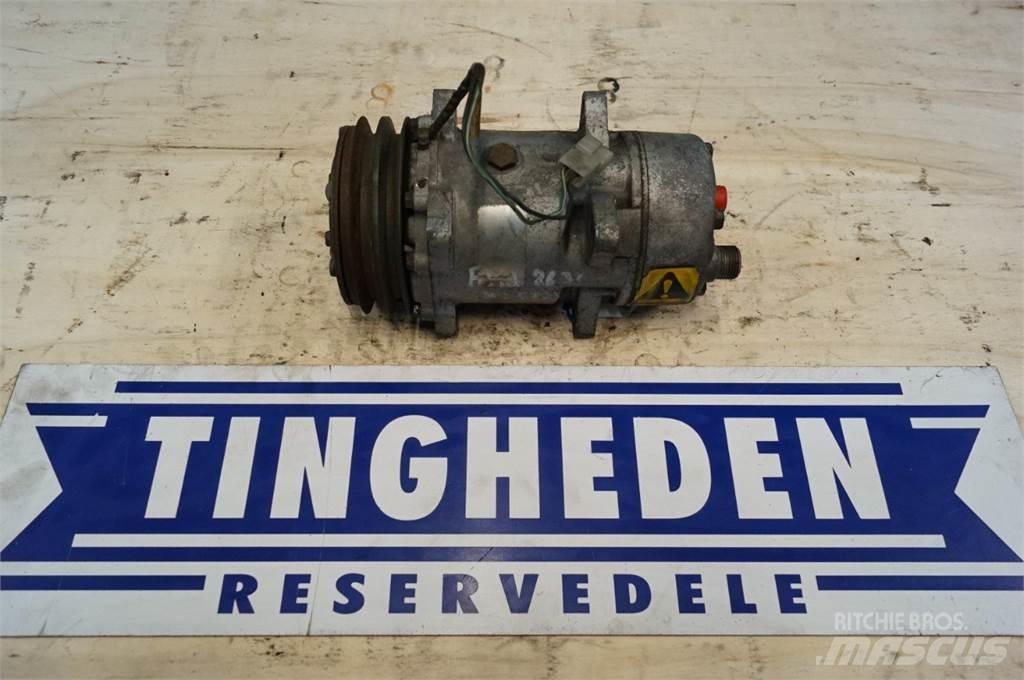 Ford 8630 散热器