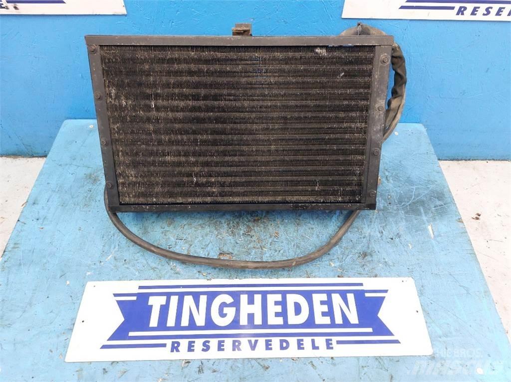 Ford 8670 散热器
