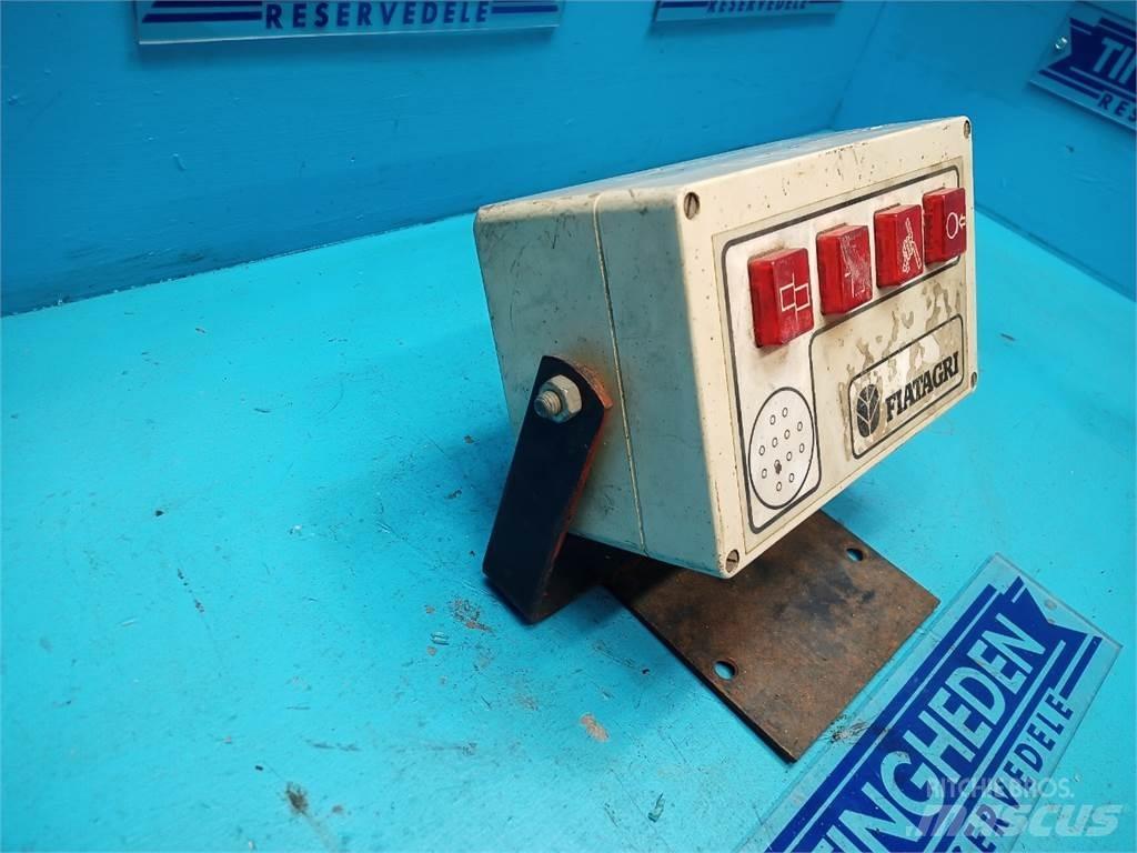 Hesston 4700 电子设备