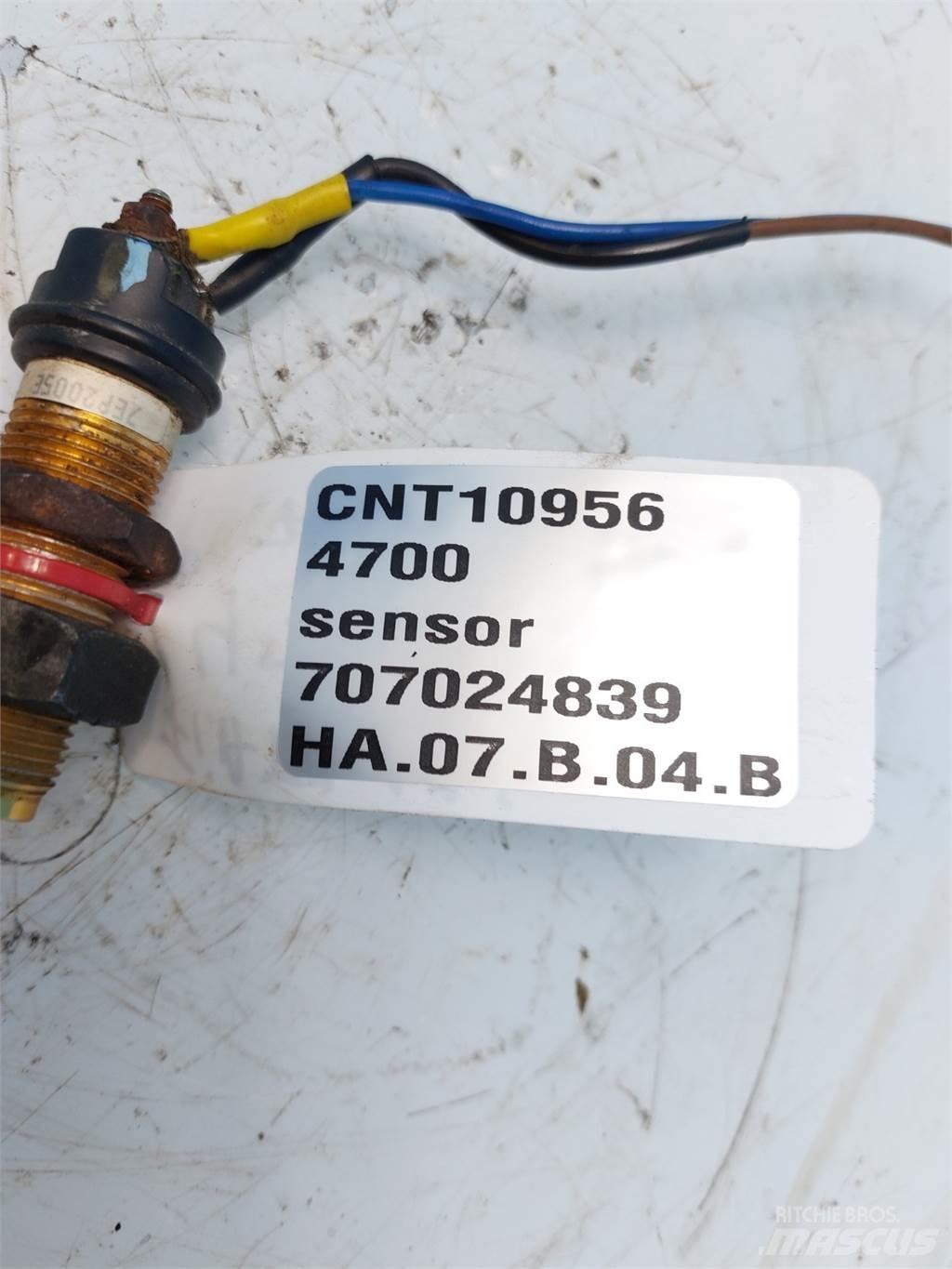 Hesston 4700 电子设备