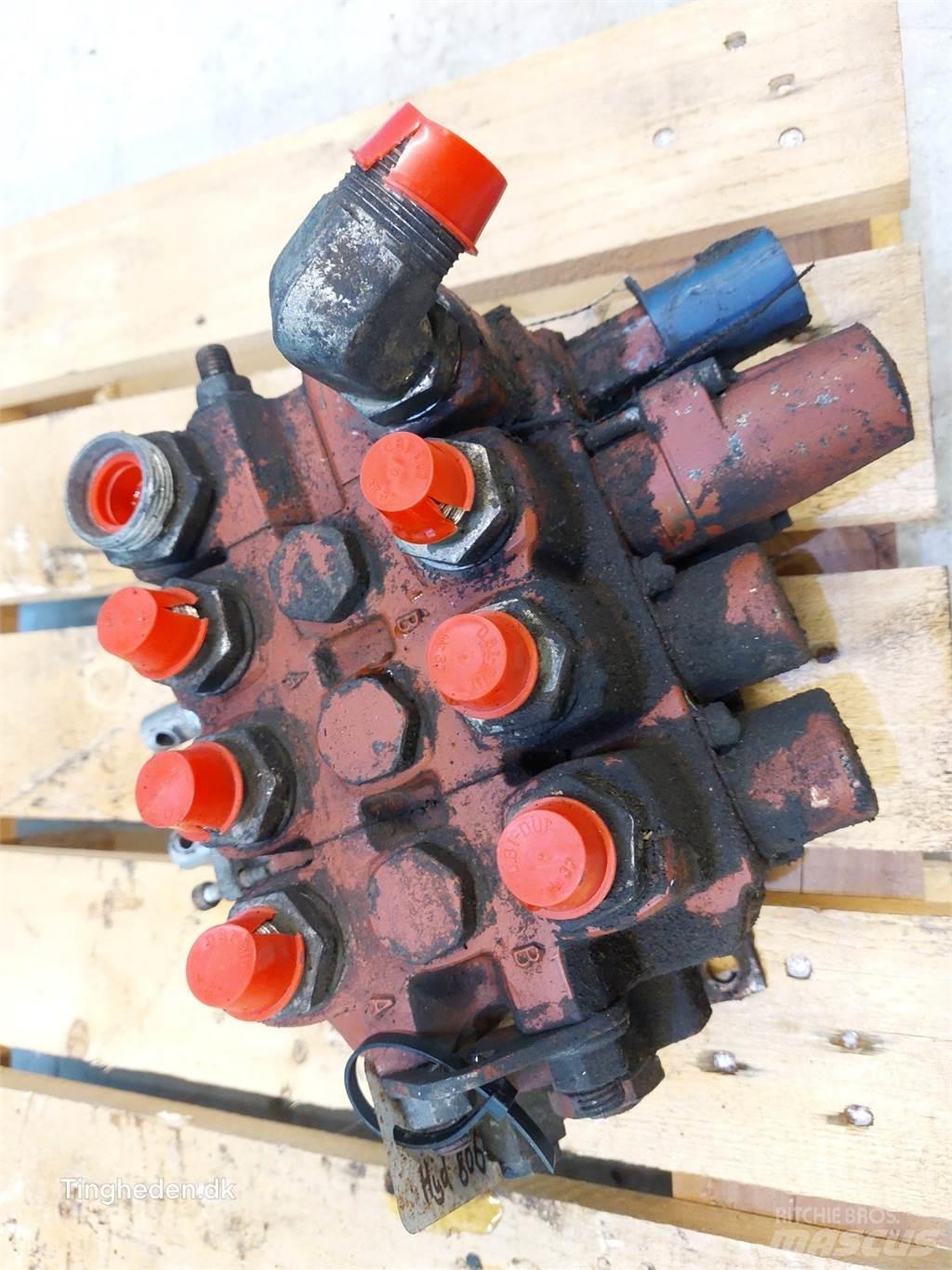 Hydrema 806 液压