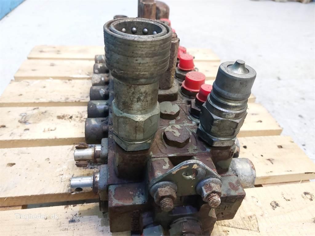 Hydrema 806 液压