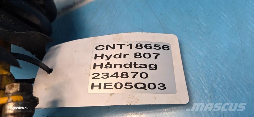 Hydrema 807 驾驶室与内部