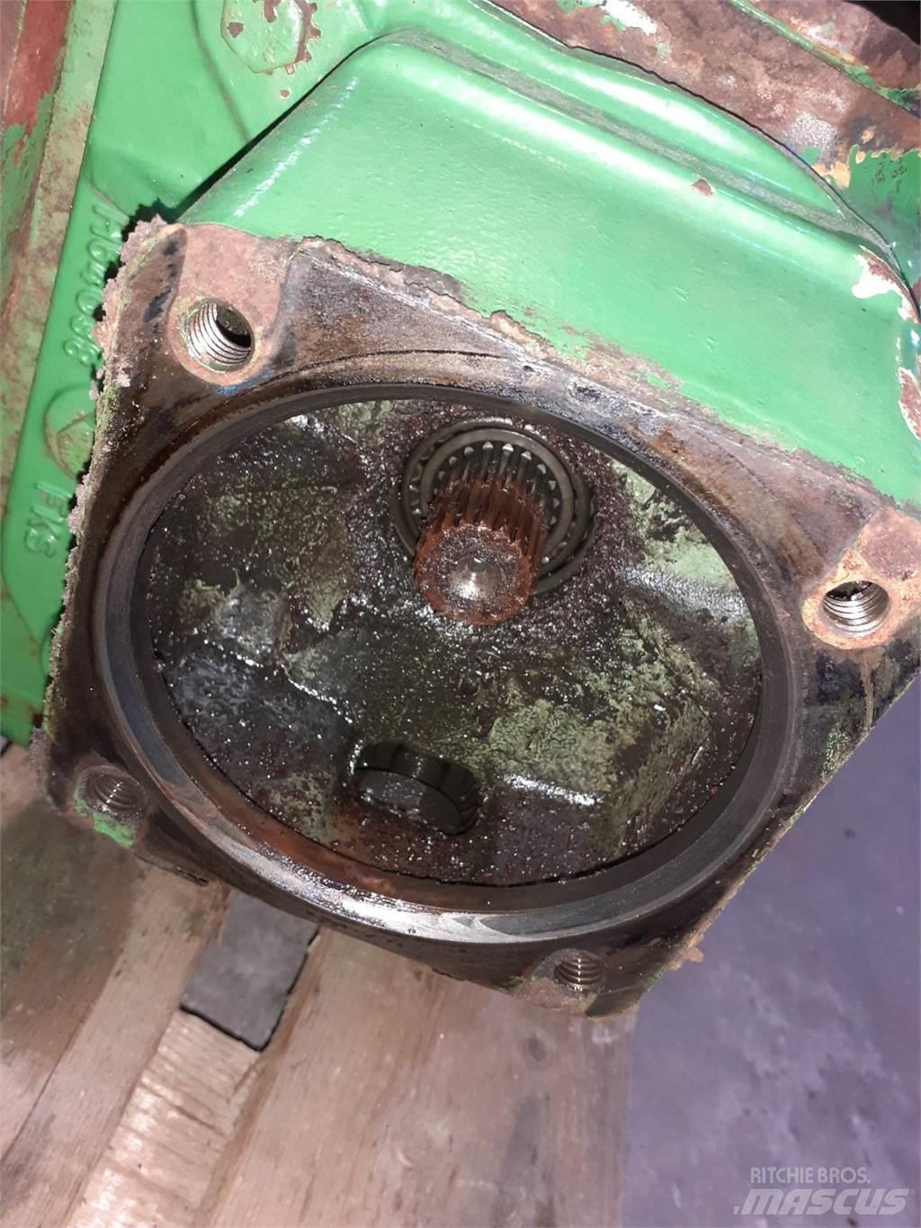 John Deere 1075 传动装置