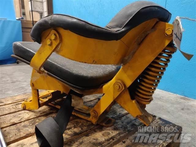 John Deere 310 驾驶室与内部