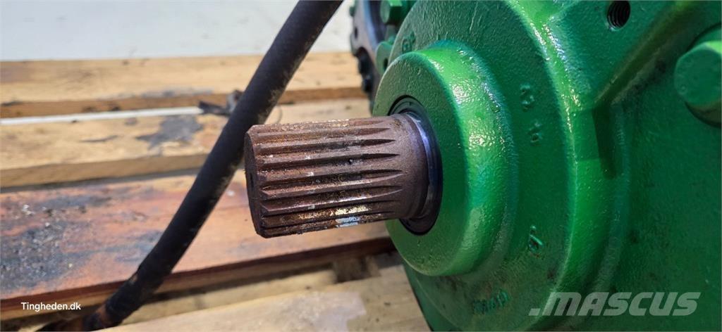 John Deere S690 传动装置