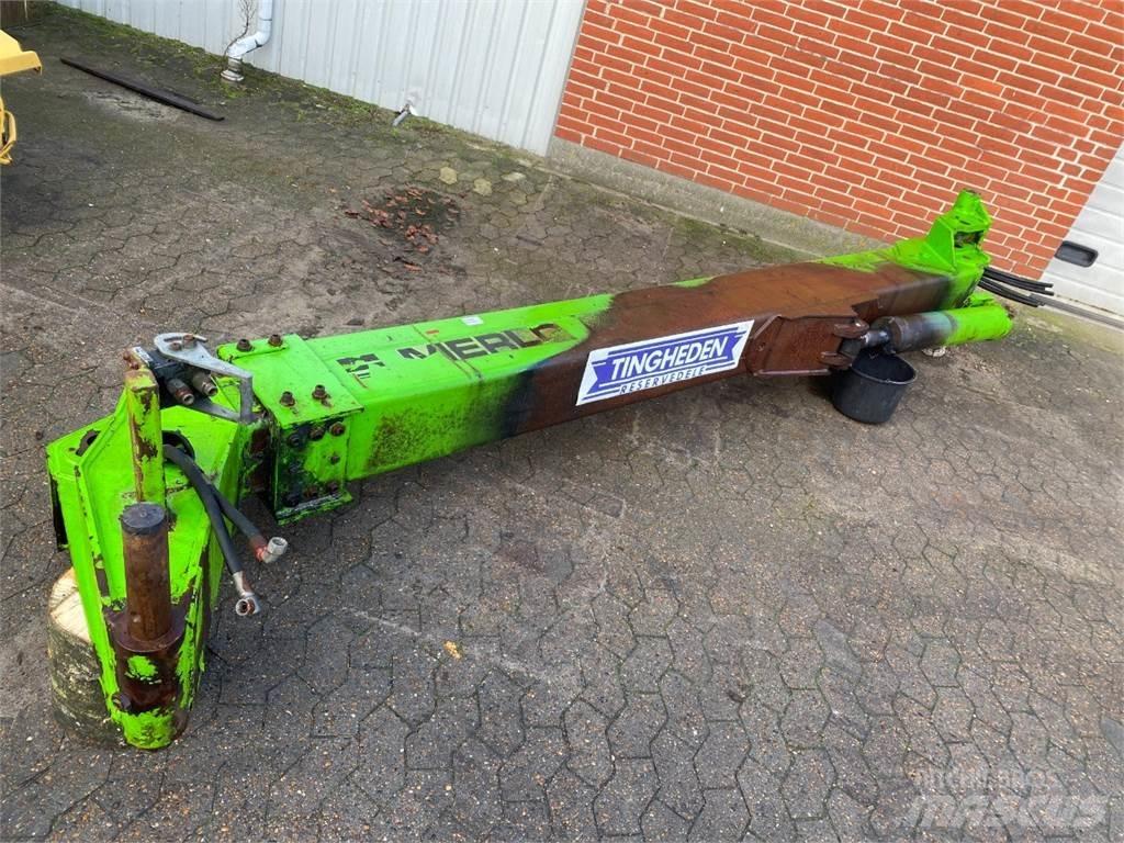 Merlo 28.7 吊杆和铲斗