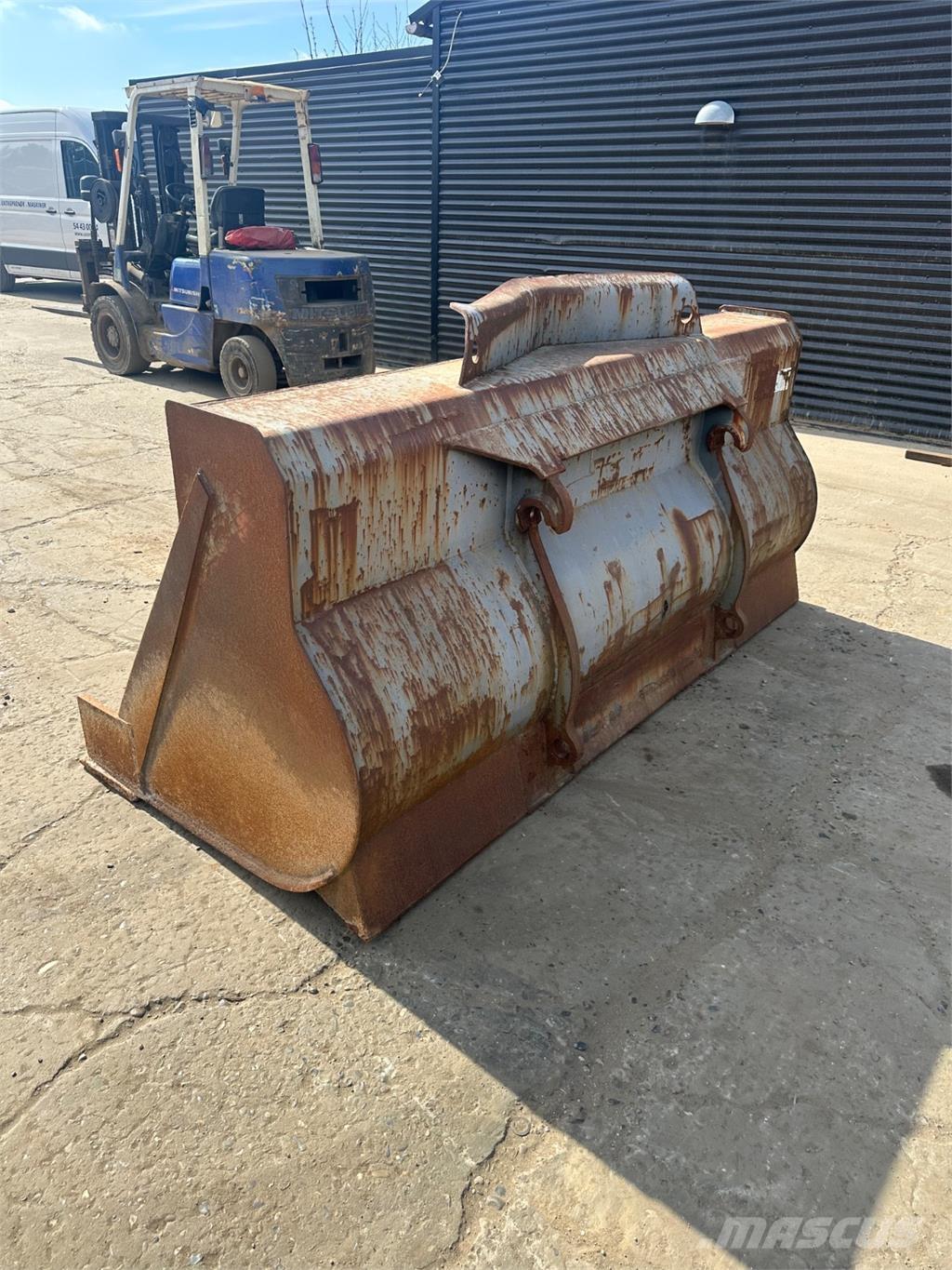Volvo 2500mm 推铲