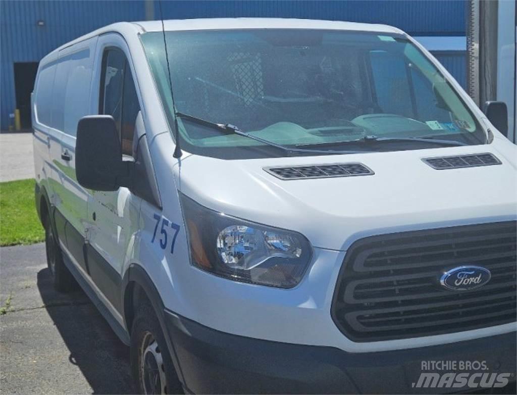 Ford Transit 150 大型面包车