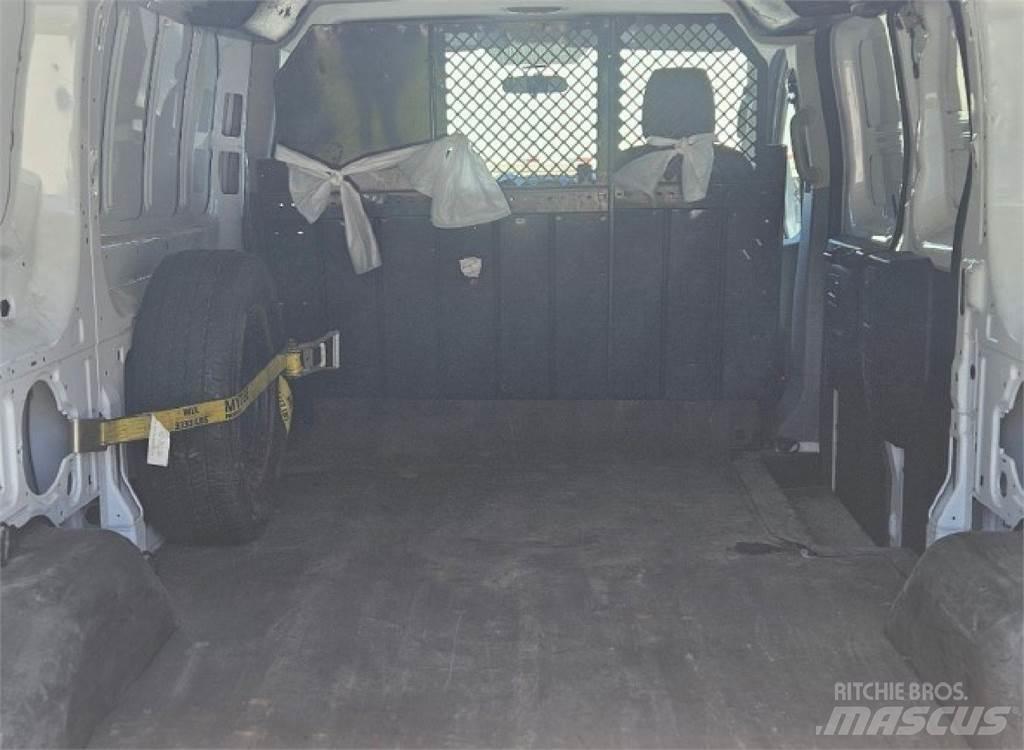 Ford Transit 150 大型面包车