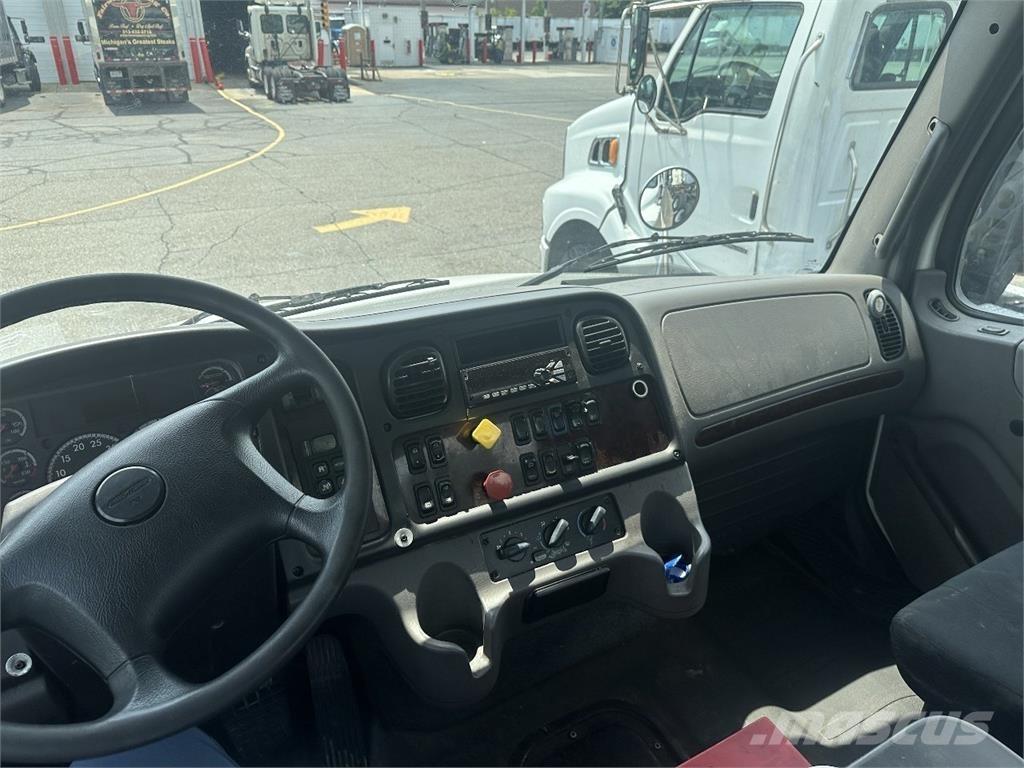 Freightliner M2 106 牵引车