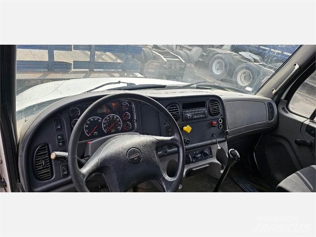 Freightliner M2 106 平板栏板货车
