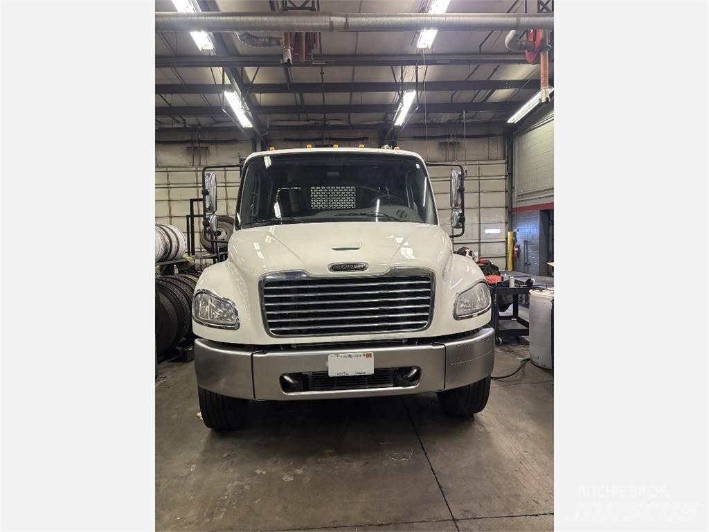Freightliner M2 106 平板栏板货车