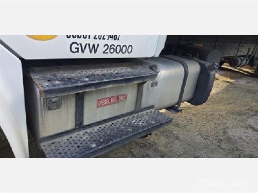 Freightliner M2 106 厢式货车