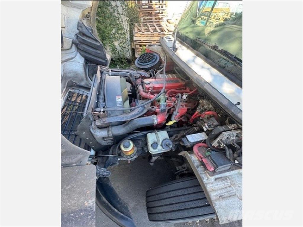 Freightliner M2 106 厢式货车