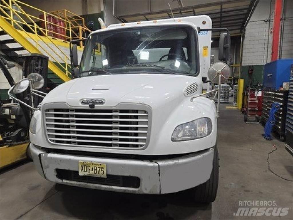 Freightliner M2106 饮料运输车
