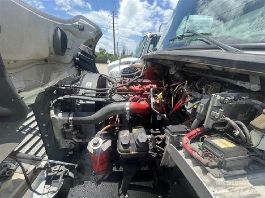 Freightliner M2106 饮料运输车