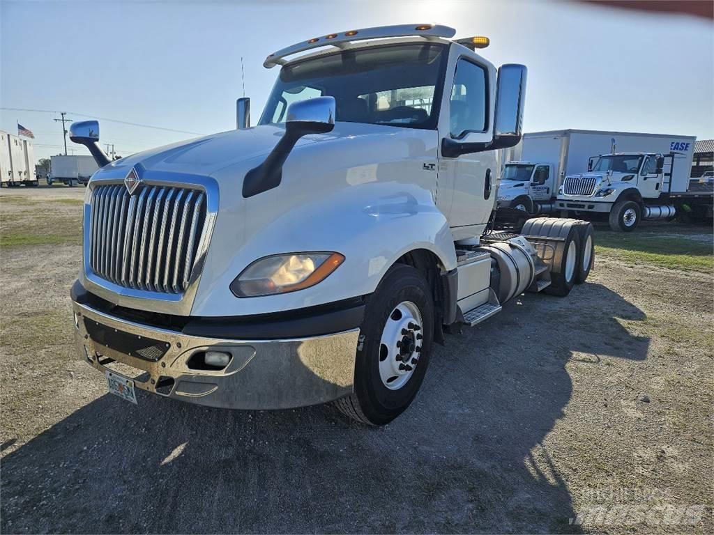 International LT625 牵引车