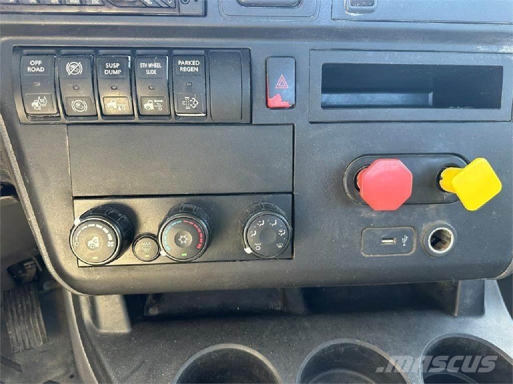 International RH 牵引车