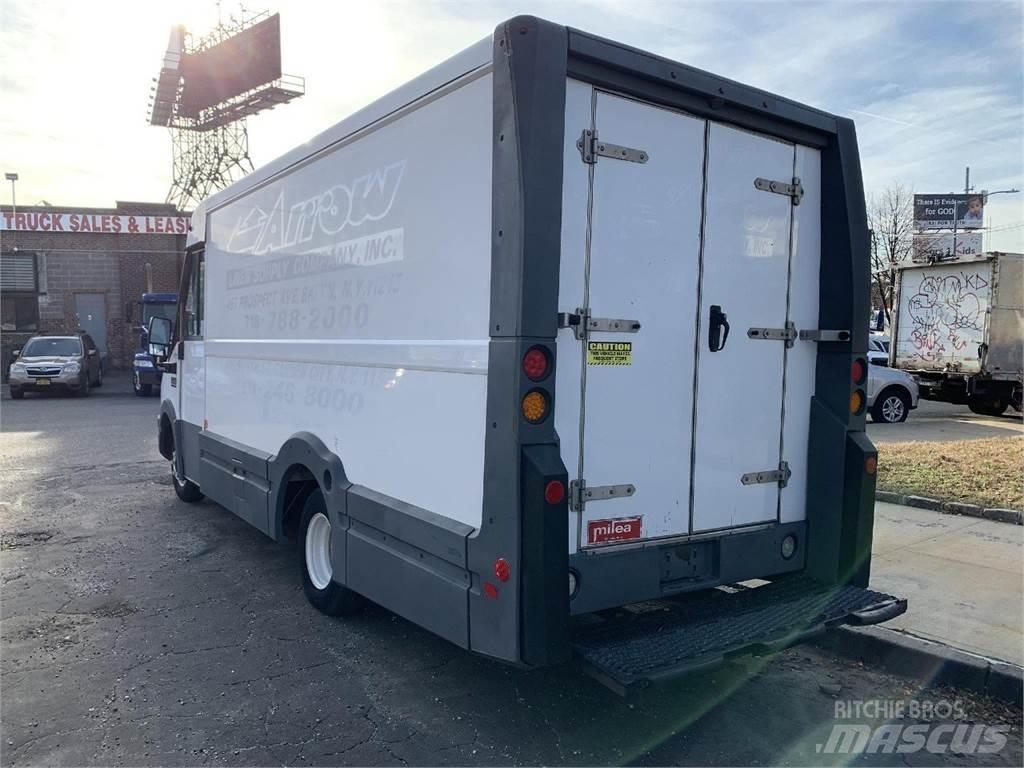 Isuzu Reach 商务面包车