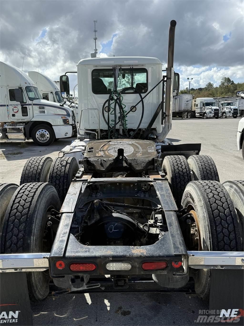 Mack AN64T 牵引车