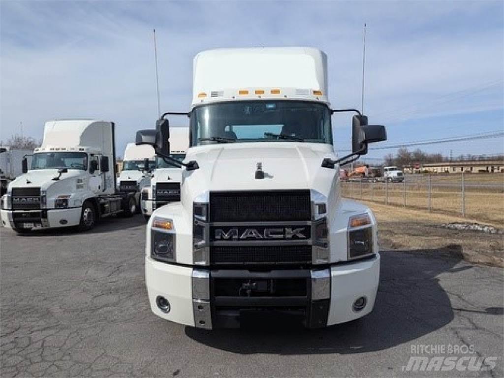 Mack AN64T 牵引车