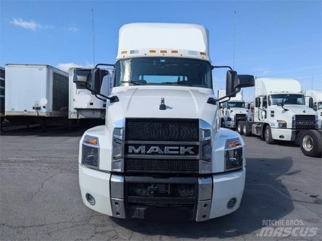 Mack AN64T 牵引车