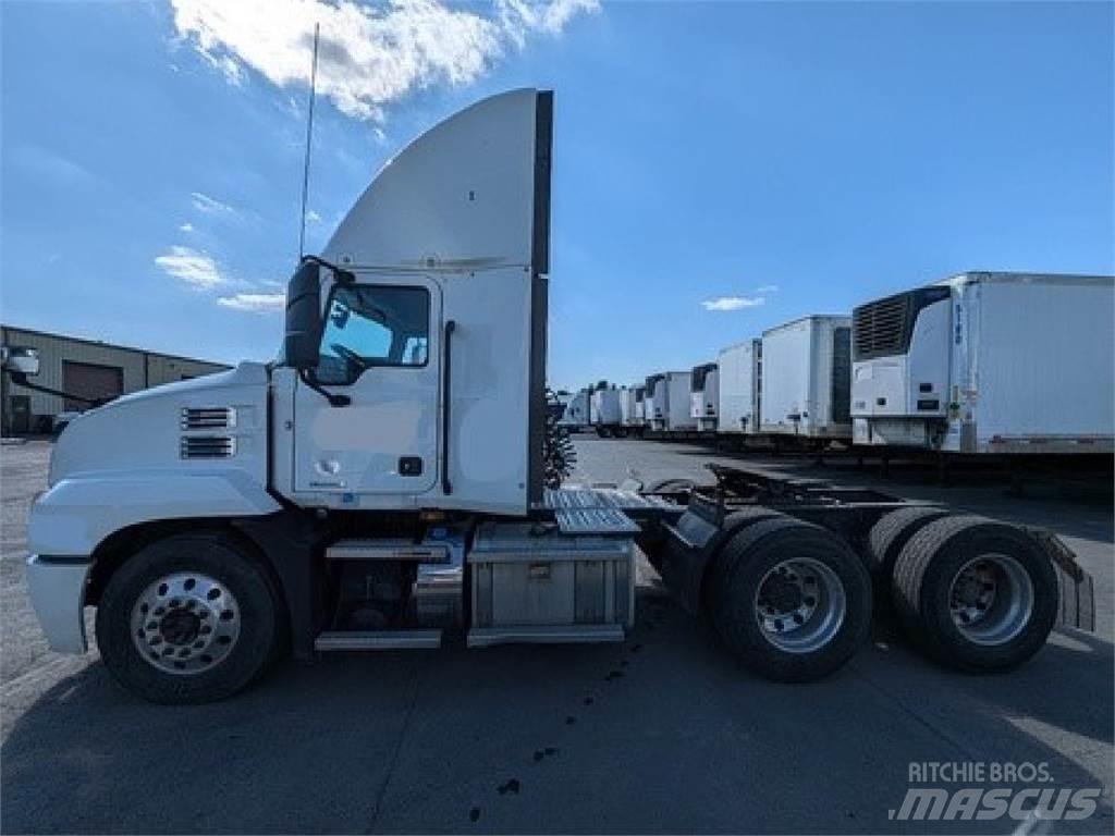 Mack AN64T 牵引车
