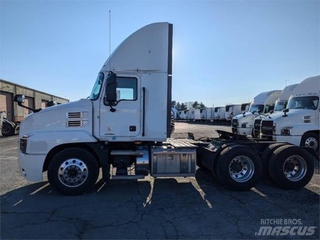 Mack AN64T 牵引车