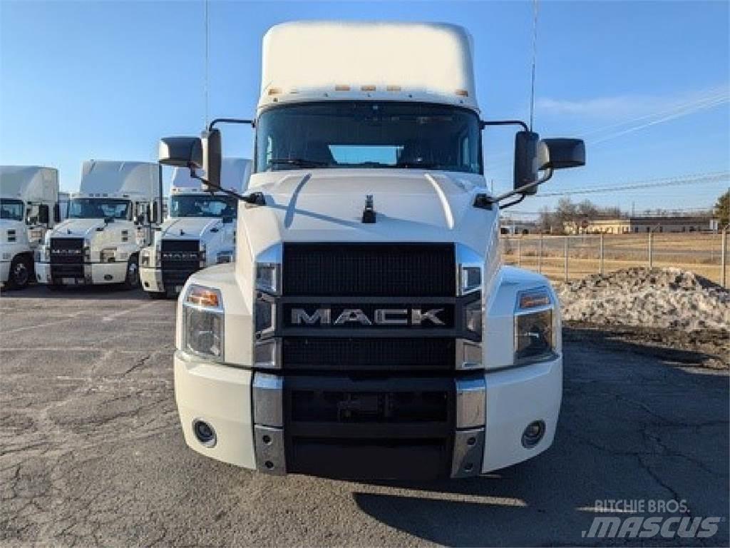 Mack AN64T 牵引车