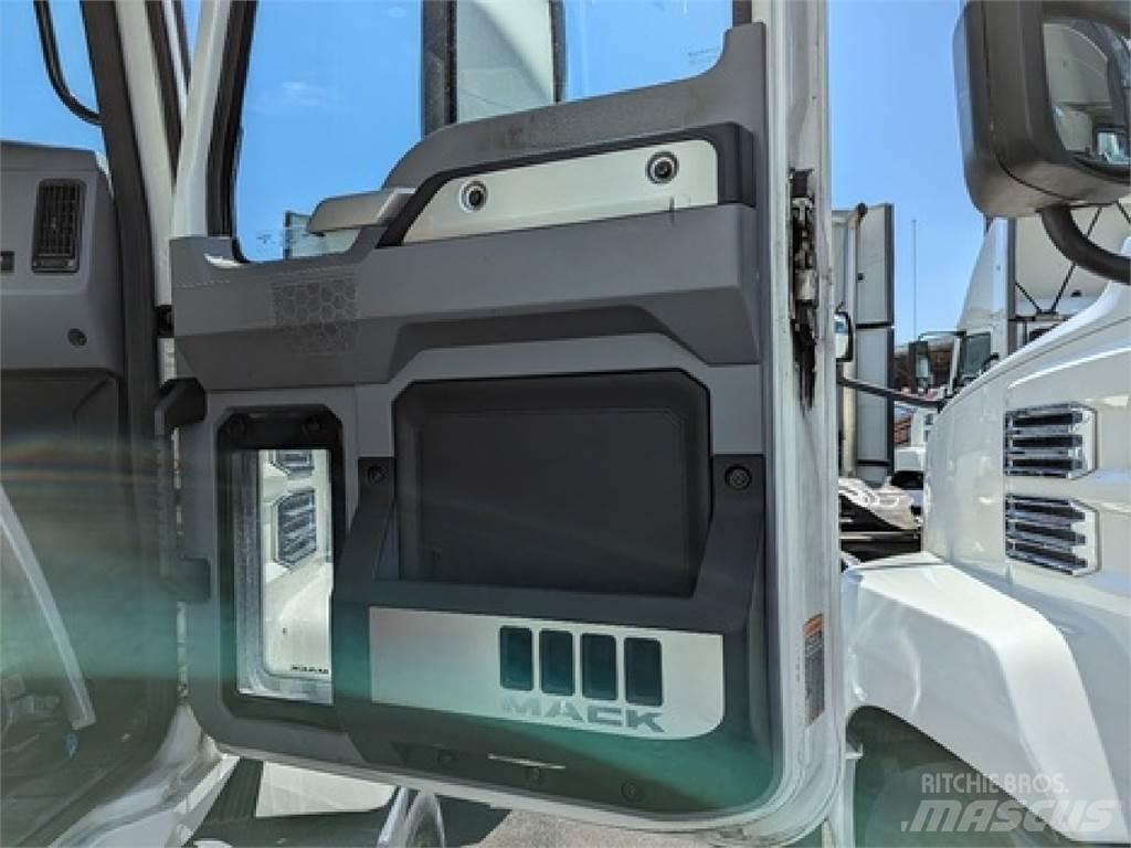Mack AN64T 牵引车