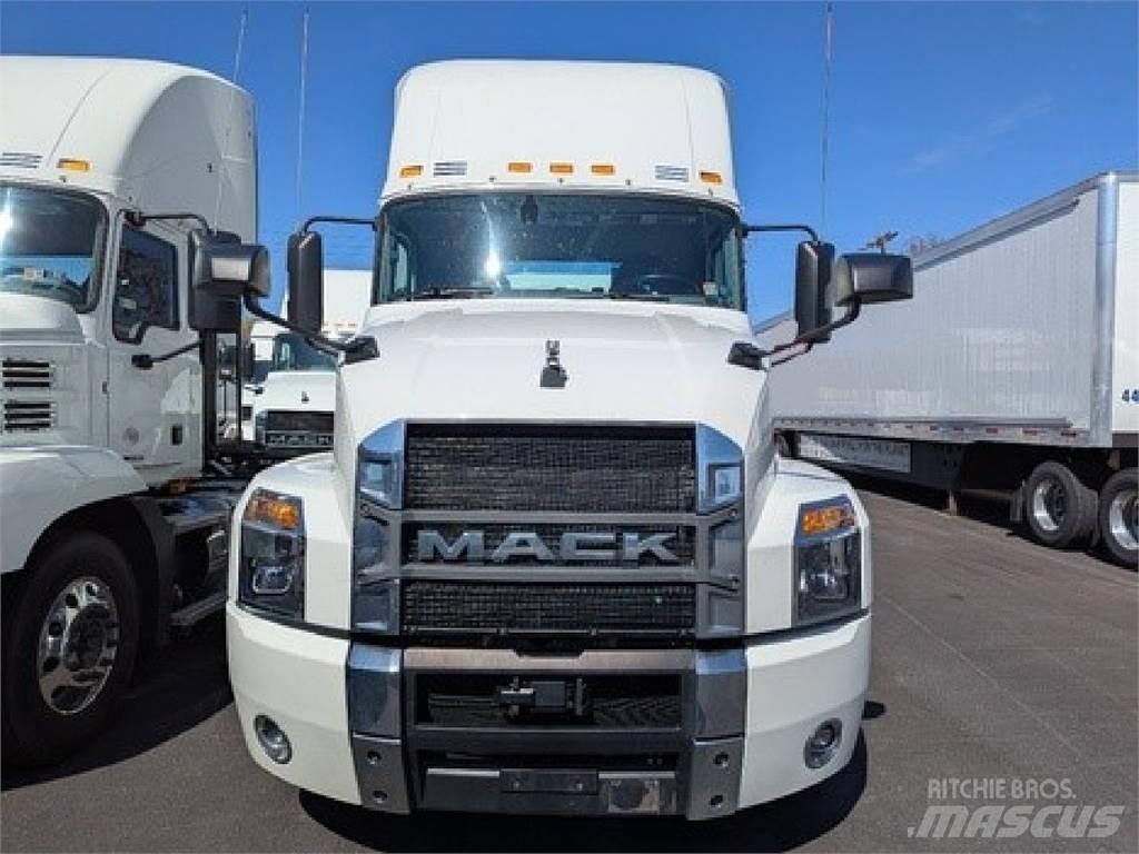 Mack AN64T 牵引车
