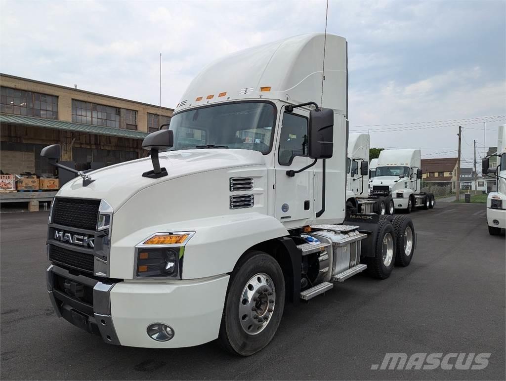 Mack AN64T 牵引车
