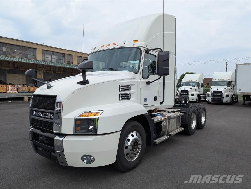 Mack AN64T 牵引车