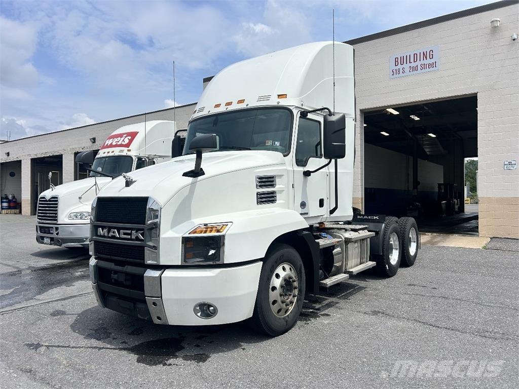 Mack AN64T 牵引车