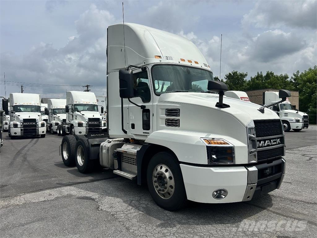 Mack AN64T 牵引车