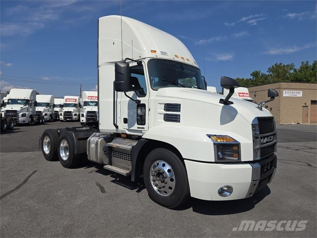 Mack AN64T 牵引车