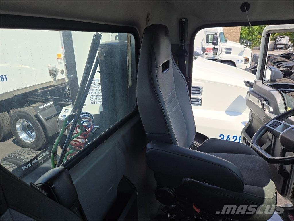 Mack AN64T 牵引车