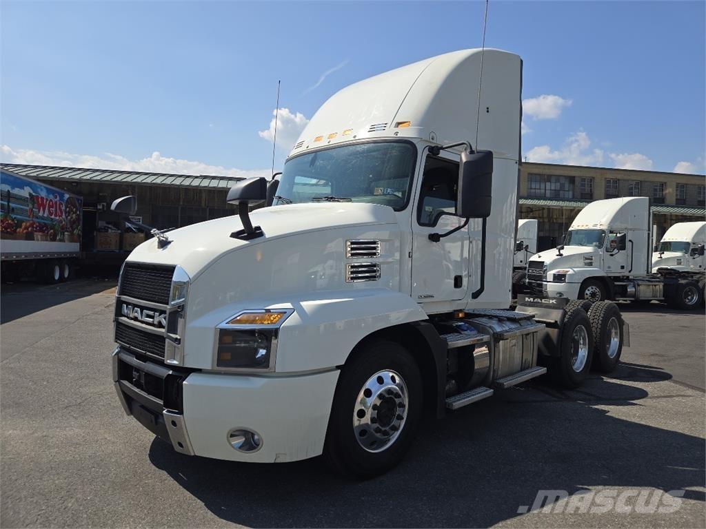 Mack AN64T 牵引车
