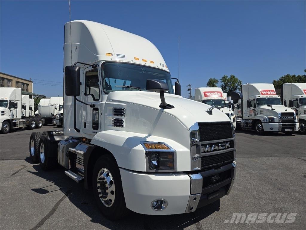 Mack AN64T 牵引车