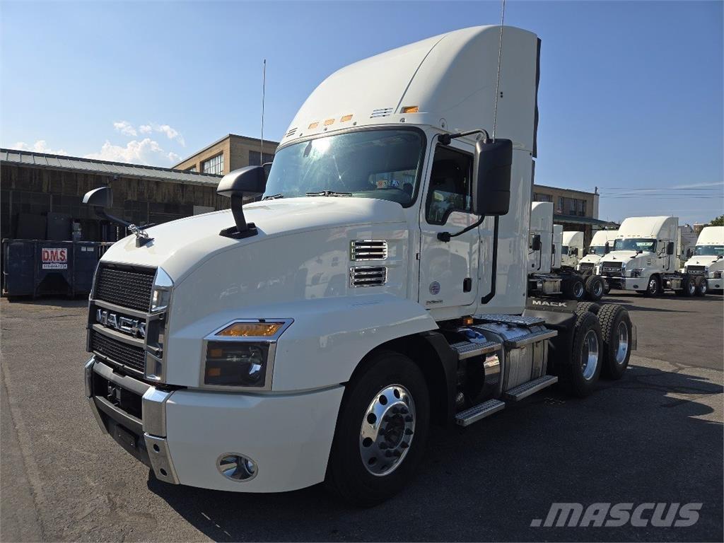 Mack AN64T 牵引车