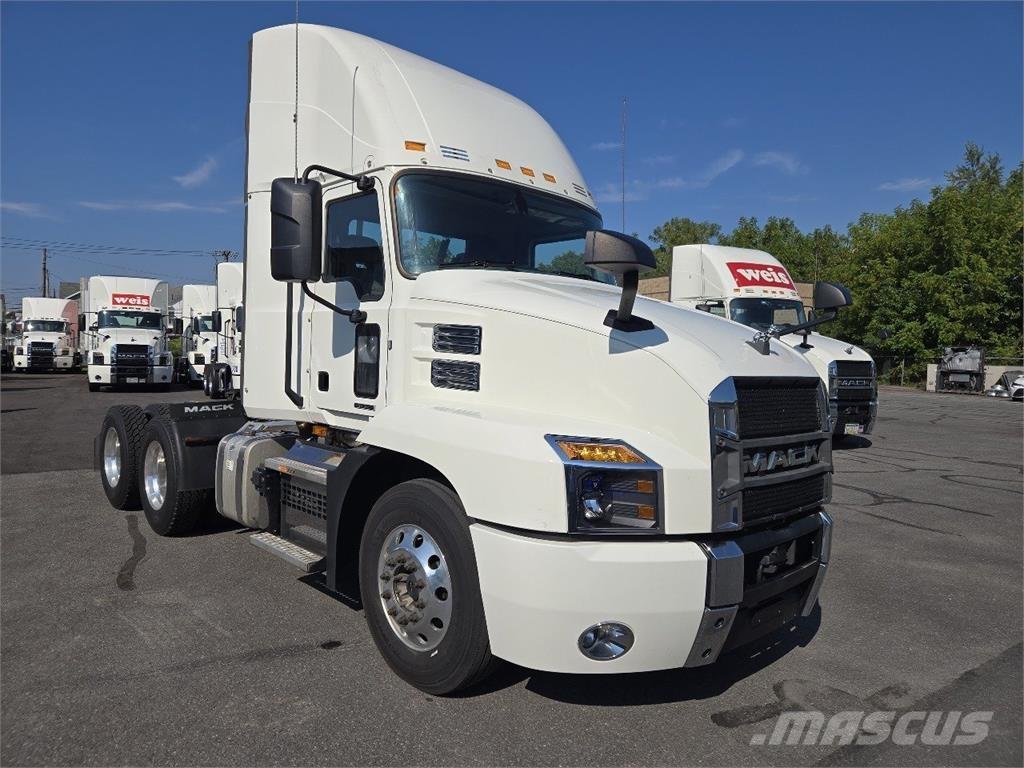 Mack AN64T 牵引车