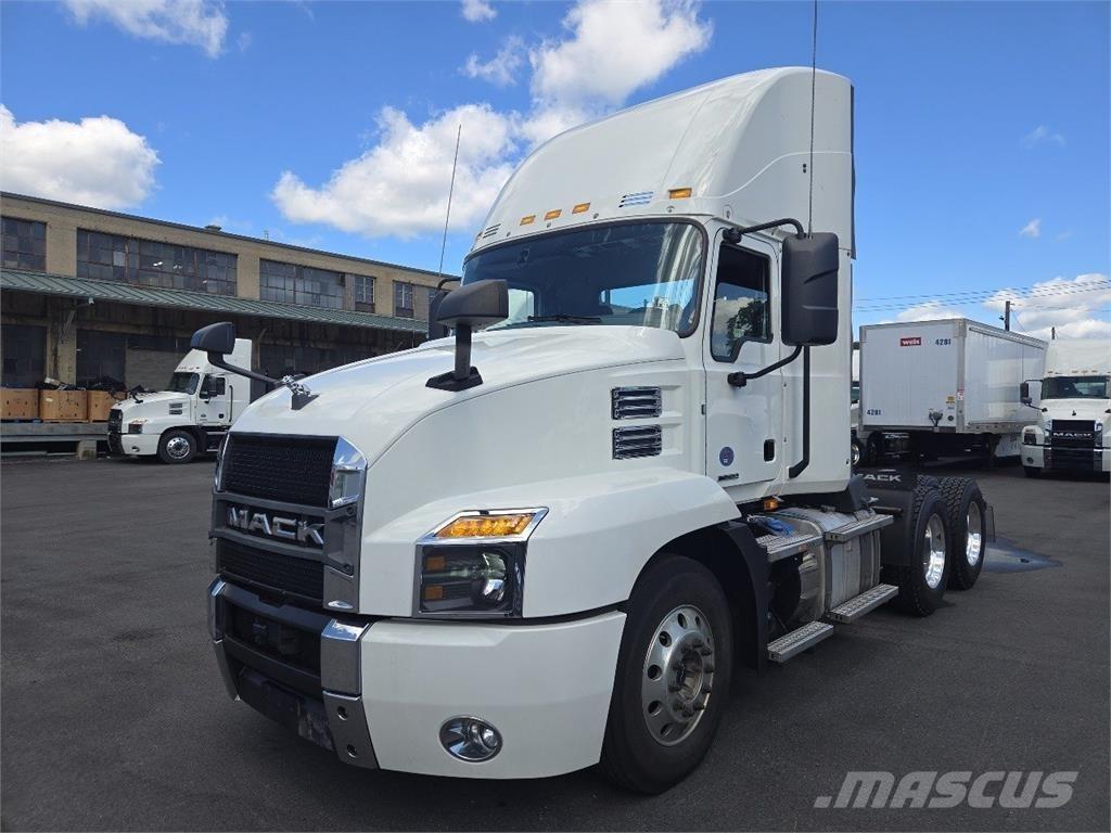 Mack AN64T 牵引车