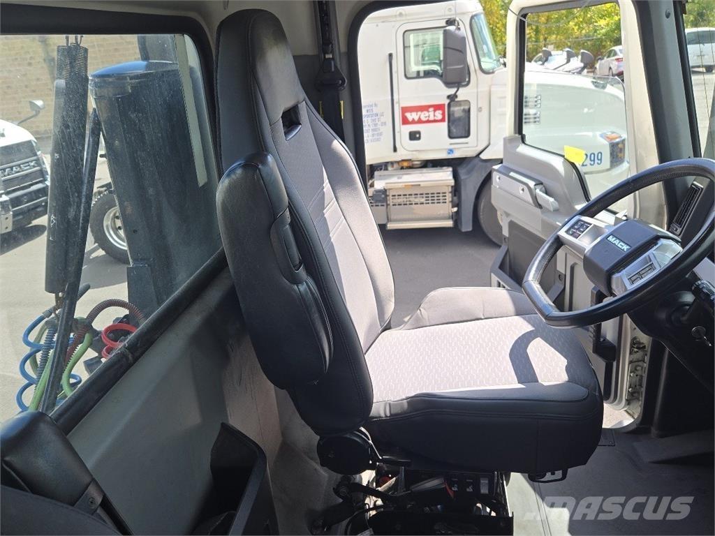 Mack AN64T 牵引车