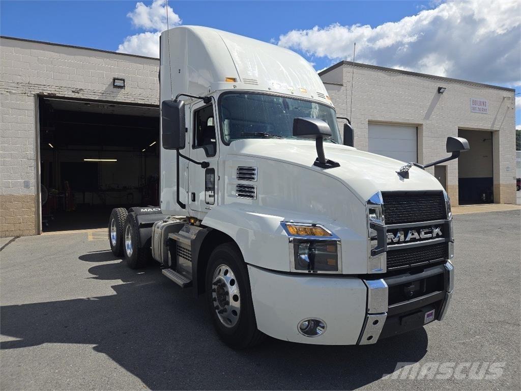 Mack AN64T 牵引车