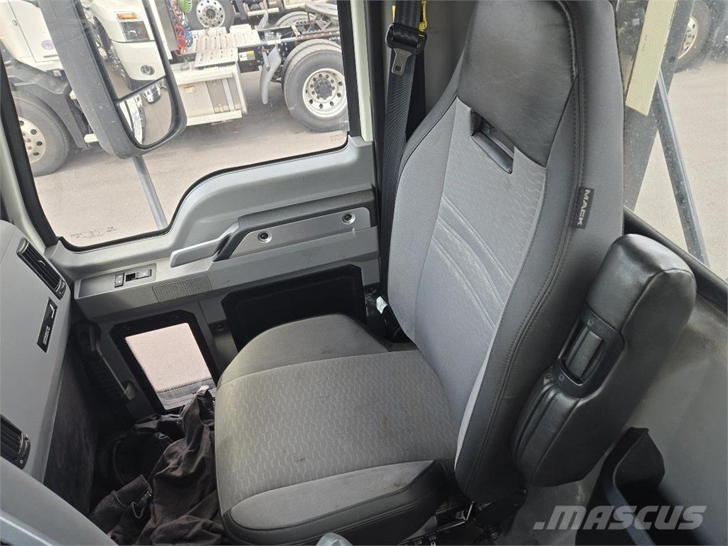 Mack AN64T 牵引车