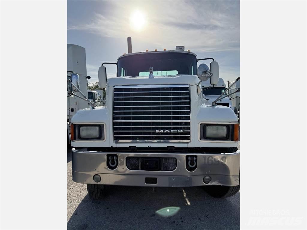 Mack CHU613 牵引车